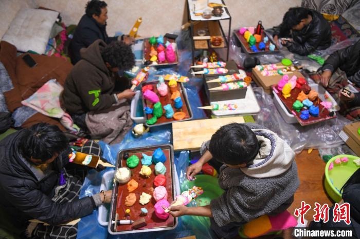 圖為拉薩手藝人制作年貨酥油花?！∝暩聛?lái)松 攝