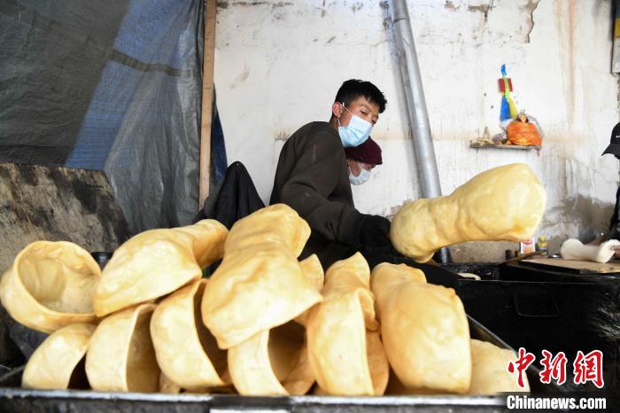 圖為拉薩手藝人制作藏歷新年供品“德卡”?！∝暩聛?lái)松 攝