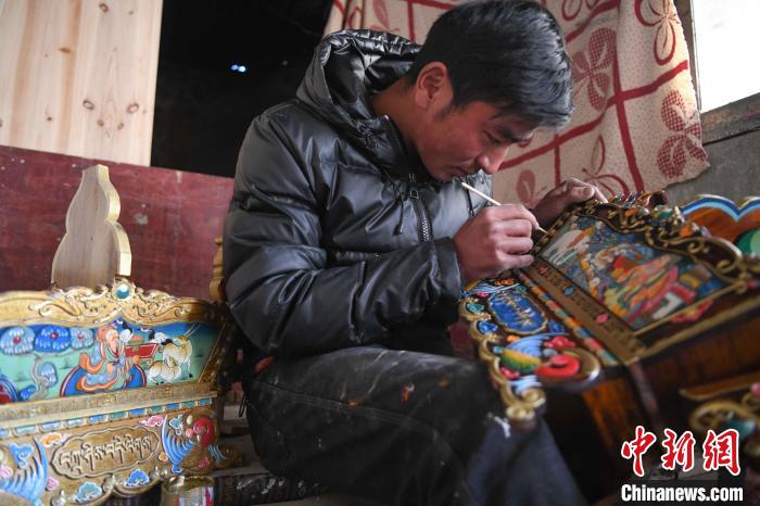 圖為拉薩手藝人制作年貨“切瑪盒”。　貢嘎來(lái)松 攝