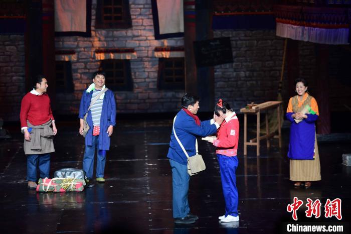 圖為西藏本土話劇《八廓街北院》演出現(xiàn)場?！∝暩聛硭?攝