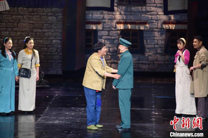 圖為西藏本土話劇《八廓街北院》演出現(xiàn)場?！?攝