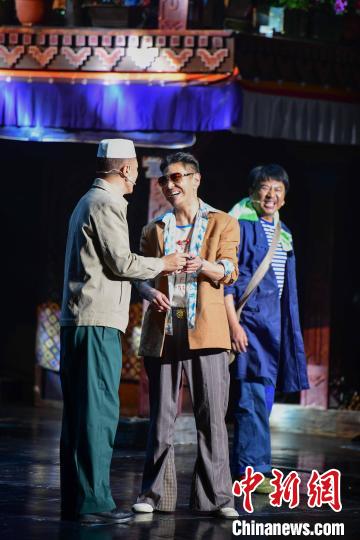 圖為西藏本土話劇《八廓街北院》演出現(xiàn)場?！∝暩聛硭?攝