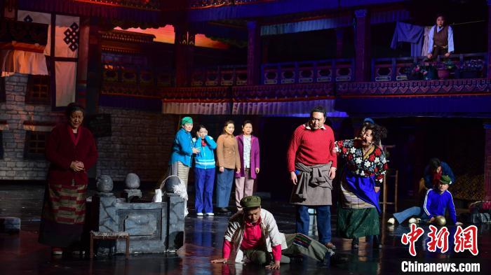 圖為西藏本土話劇《八廓街北院》演出現(xiàn)場。　貢嘎來松 攝
