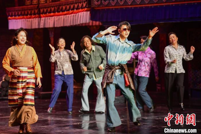 圖為西藏本土話劇《八廓街北院》演出現(xiàn)場?！?攝