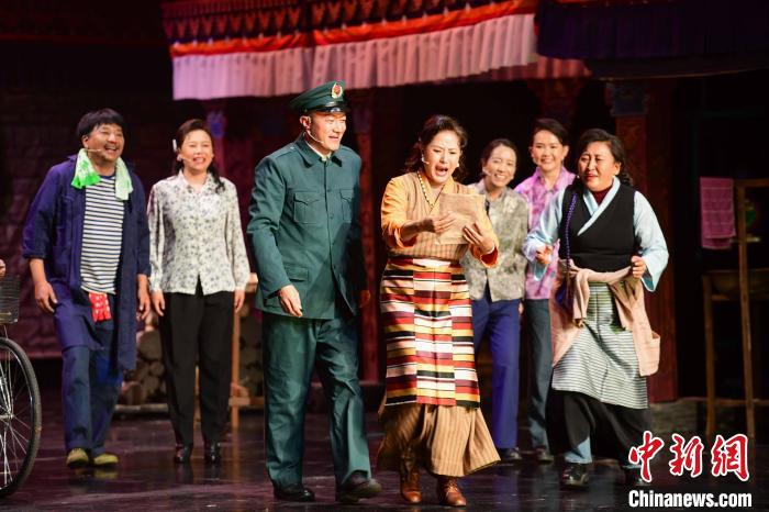 圖為西藏本土話劇《八廓街北院》演出現(xiàn)場?！∝暩聛硭?攝