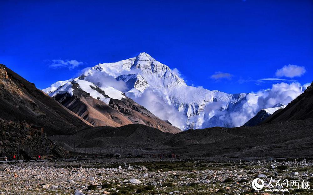 遠眺珠穆朗瑪峰。