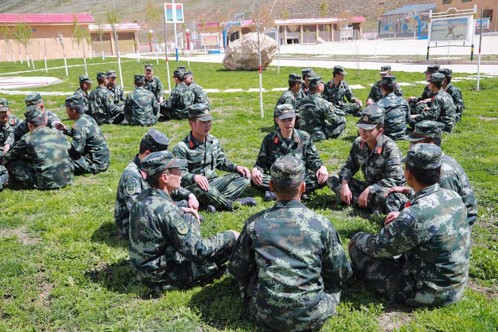 官兵正在開展“讀書分享”交流活動。