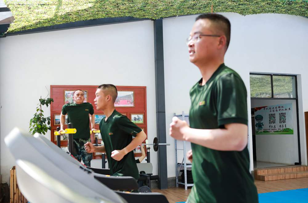 官兵正在新配發(fā)的跑步機(jī)上運(yùn)動。
