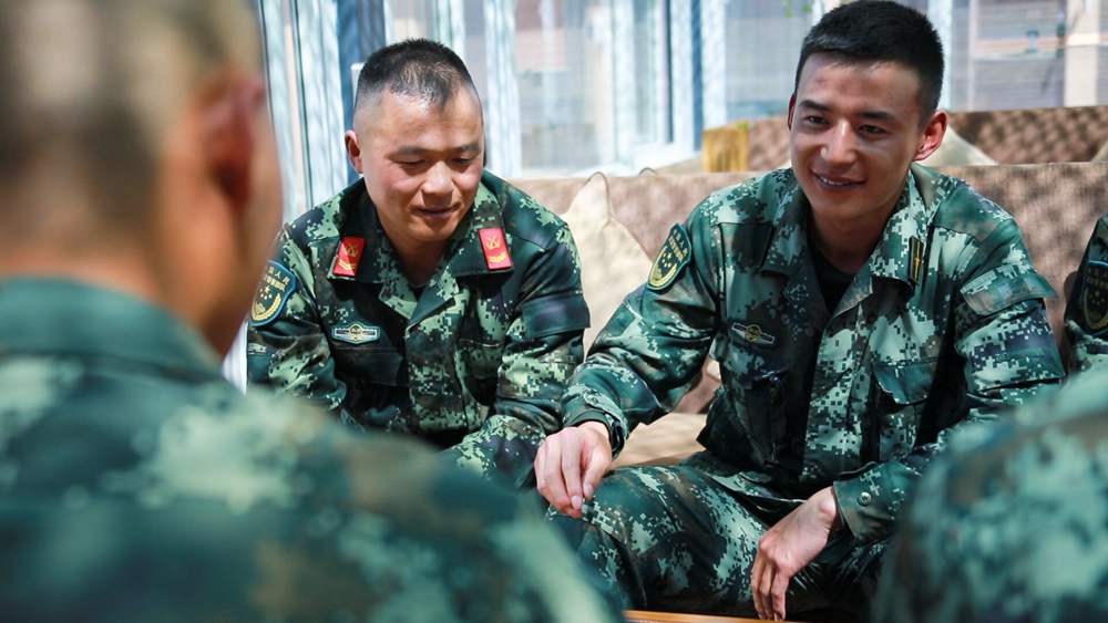 官兵正在陽光棚內(nèi)優(yōu)雅的環(huán)境中下象棋。