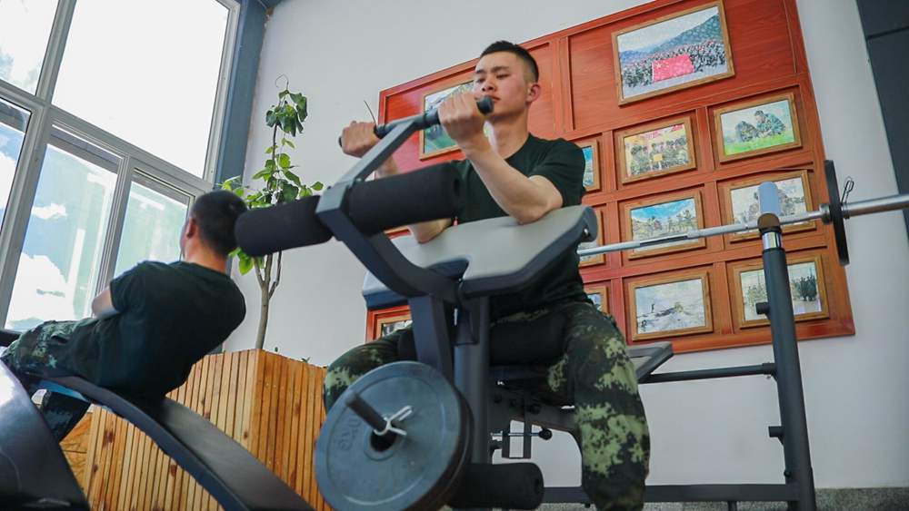 官兵正在陽光棚內(nèi)自我健身。