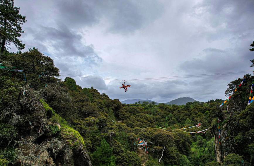 救援實戰(zhàn)訓(xùn)練中，消防員在云中漫步。西繞拉翁攝