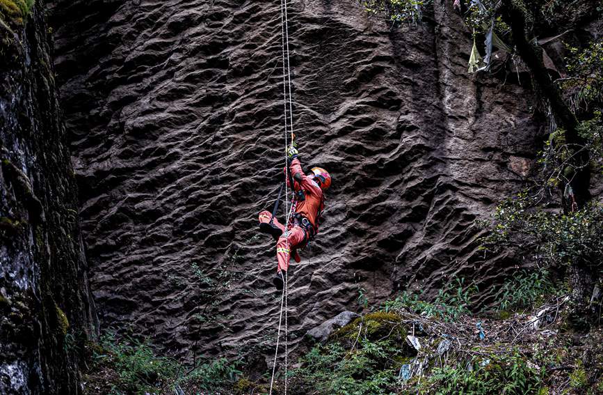 救援實戰(zhàn)訓(xùn)練中，消防員垂直攀爬。西繞拉翁攝