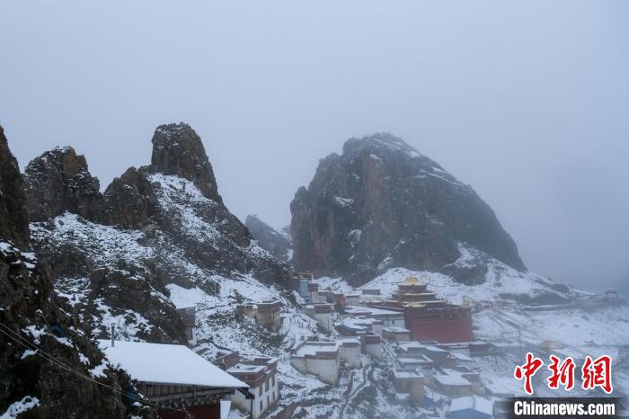雍仲苯教孜珠寺風(fēng)光?！〗w波 攝