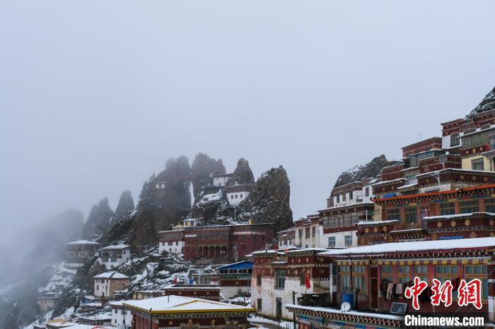 云霧環(huán)繞的孜珠寺?！〗w波 攝