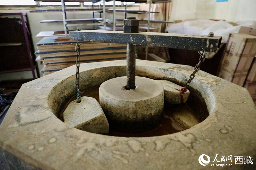 制作藏香的原料用石頭混合研磨。人民網(wǎng)記者 次仁羅布攝