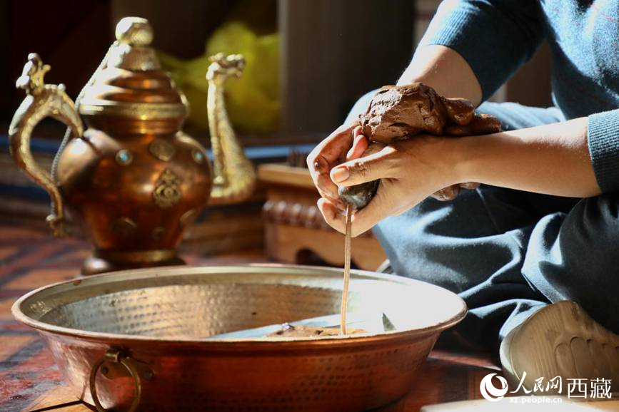 牛角鉆孔，將木泥擠出。人民網(wǎng)記者 次仁羅布攝