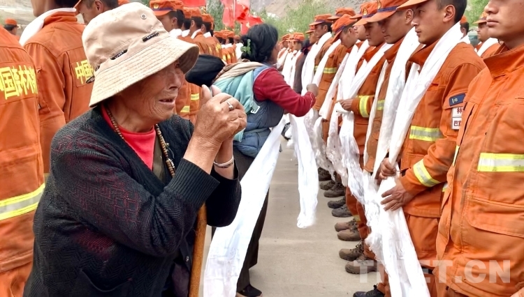 1 洛松旺修攝 如美鎮(zhèn)“4.24”打火任務(wù)后藏族同胞被指戰(zhàn)員連續(xù)奮戰(zhàn)的精神所感動(dòng).PNG 1 洛松旺修攝 如美鎮(zhèn)“4.24”打火任務(wù)后藏族同胞被指戰(zhàn)員連續(xù)奮戰(zhàn)的精神所感動(dòng).PNG
