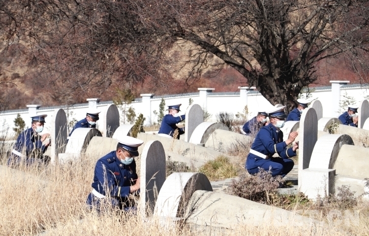 圖為 森林消防員隊員向革命烈士墓碑描紅 (3).JPG 圖為 森林消防員隊員向革命烈士墓碑描紅 (3).JPG