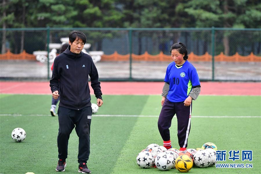 （體育·專題）（17）足球——踢球吧！草原女孩