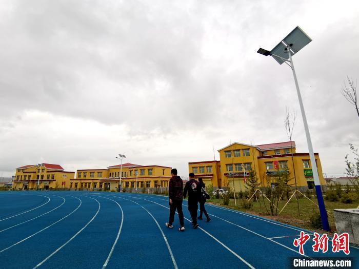 青海草原上的新村落：扶貧政策“照”在我的家，“暖”著我的心