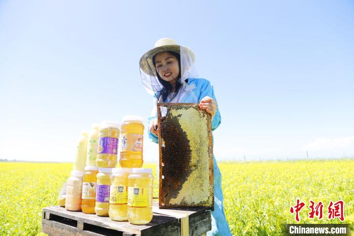 圖為蜂農(nóng)現(xiàn)場展示蜂產(chǎn)品?！●R銘言 攝