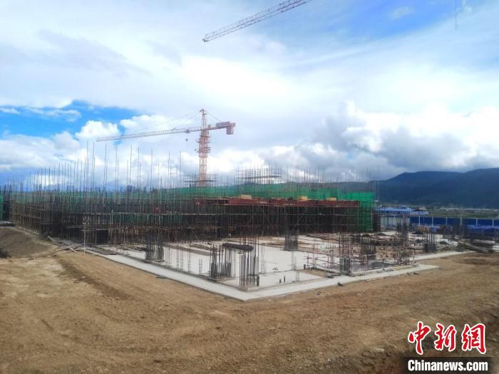 圖為香格里拉站實(shí)現(xiàn)封頂。中國(guó)鐵路昆明局集團(tuán)供圖