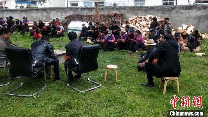 村民接受防火常識教育。若爾蓋縣林業(yè)和草原局供圖