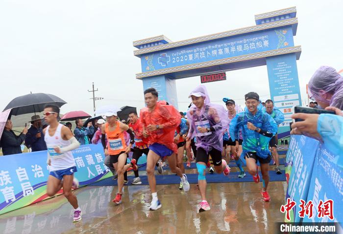 8月23日，拉卜楞高原半程馬拉松在甘加秘境景區(qū)鳴槍開跑?！「哒?攝