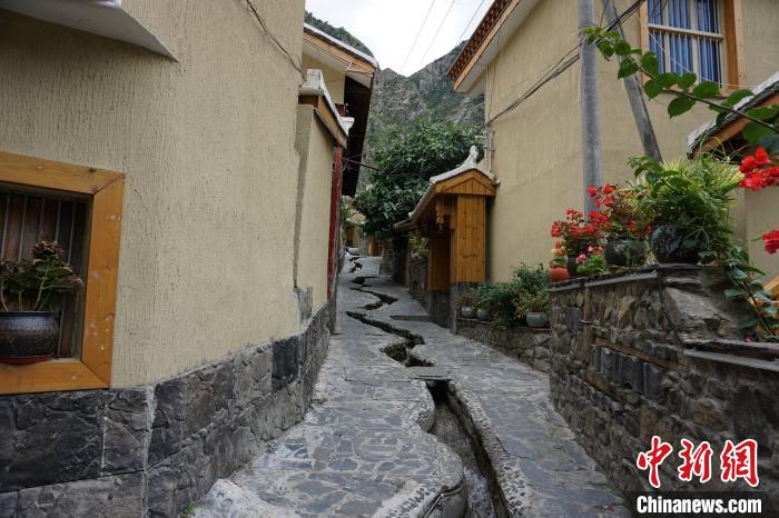 沿溪流分布的若吉村民宿?！∽g 攝