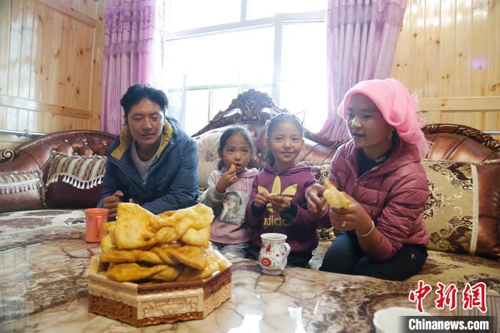 圖為項(xiàng)青達(dá)杰一家人合影?！●R銘言 攝