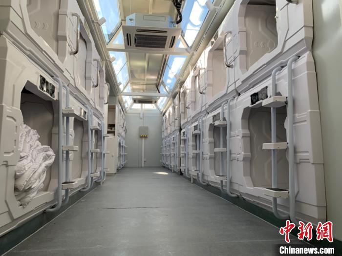 圖為火星營(yíng)地“太空艙”?！O睿 攝