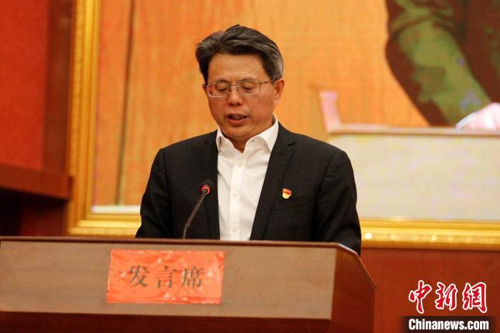 圖為果洛州委常委、副州長、上海市援青聯(lián)絡(luò)組組長馮志勇總結(jié)對(duì)口支援十年工作?！」逯菸麄鞑抗﹫D 攝