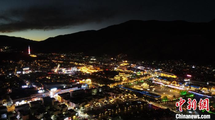 圖為玉樹市城市建設(shè)?！√K丹 攝