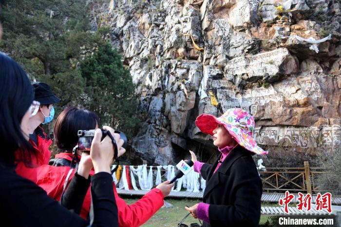 圖為中外媒體在玉樹州玉樹市采訪文旅融合情況?！?zhí)砀?攝