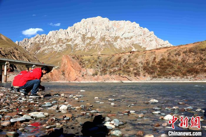 圖為中外記者在雜多縣境內(nèi)的瀾滄江干流采訪當?shù)厣鷳B(tài)保護情況?！?zhí)砀?攝