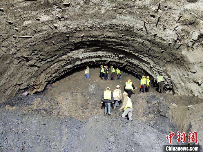 圖為久馬高速查針梁子隧道施工現(xiàn)場(chǎng)。　王鵬 攝