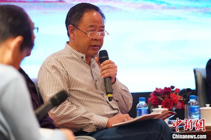 圖為青海省藝術(shù)研究所所長(zhǎng)、文化學(xué)者耿占坤發(fā)表觀點(diǎn)。　蘇丹 攝