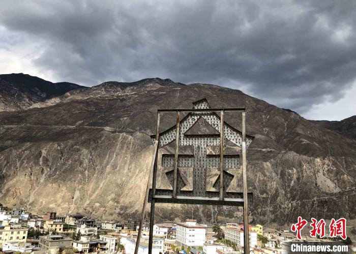 圖為處在山巒腳下的奔子欄?！】姵?攝