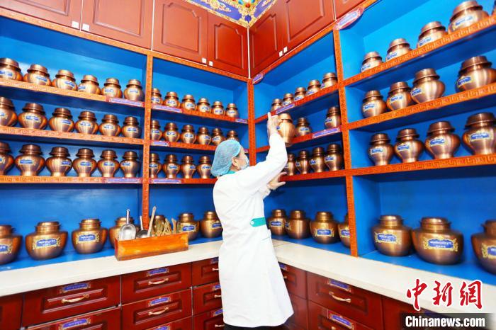 近年來，夏河縣藏醫(yī)醫(yī)院在基礎(chǔ)設(shè)施、醫(yī)療服務(wù)、業(yè)務(wù)拓展、人才梯隊(duì)、制度建設(shè)等都發(fā)生了巨大變化。　高展 攝