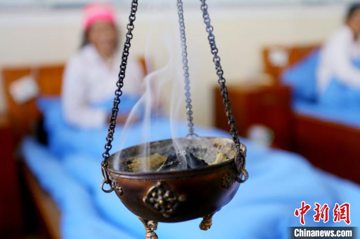 圖為藏醫(yī)熏藥療法?！「哒?攝