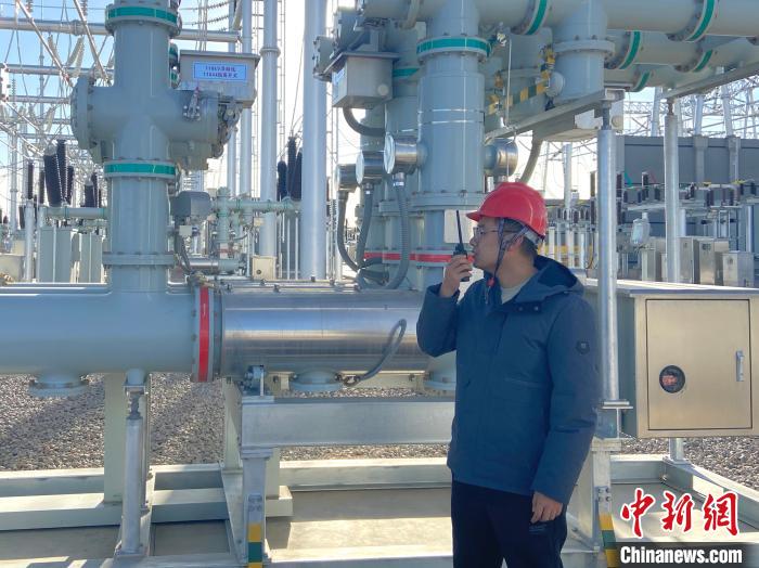 圖為國網(wǎng)青海檢修公司專業(yè)人員在沙柳變電站驗收設(shè)備?！√岂?攝