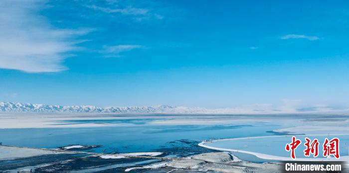 圖為冬季茶卡天空壹號景區(qū)?！±罱瓕?攝