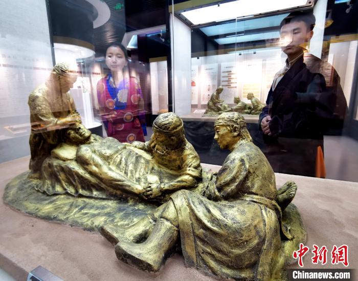 圖為模擬的藏醫(yī)眼科手術(shù)場(chǎng)景?！?zhí)砀?攝