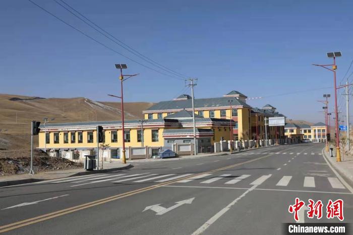 青海黃河岸畔“脫貧戰(zhàn)歌”：村民感受“穩(wěn)穩(wěn)的幸?！?/></a></div>
                        <div   id=