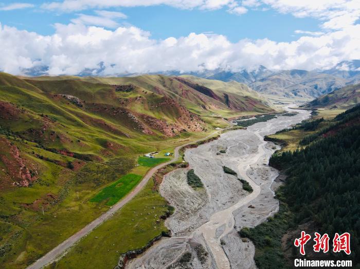 資料圖為祁連山國家公園青海片區(qū)?！±罱瓕?攝