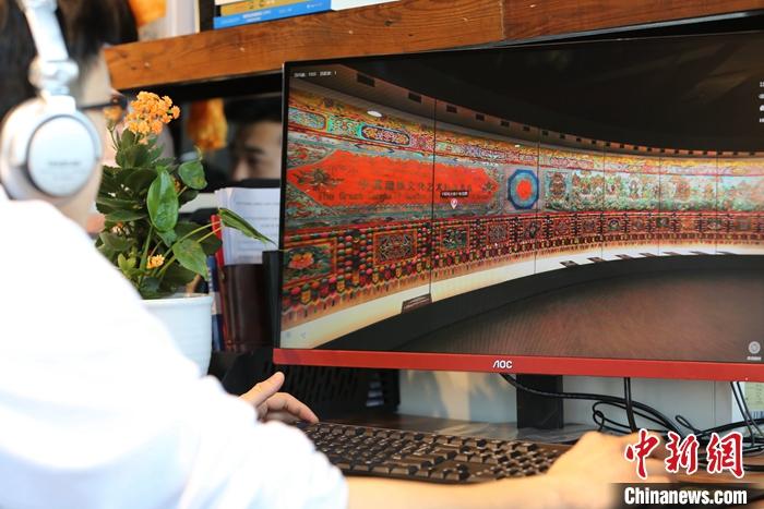 2月23日，青海西寧，市民利用VR瀏覽長達(dá)608米的《中國藏族文化藝術(shù)彩繪大觀》。農(nóng)歷辛丑牛年新年“巧遇”藏歷鐵牛新年，青海高原農(nóng)牧民特別是生活在城市的藏族民眾，正享受從“流口水”的糌粑到“鎮(zhèn)館之寶”VR體驗的味覺、視覺“大餐”之變。<a target='_blank' ><p  align=