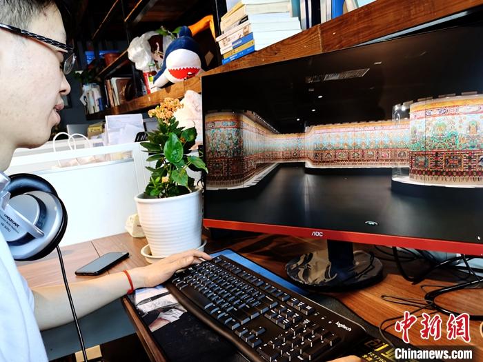 2月23日，青海西寧，市民利用VR瀏覽長達608米的《中國藏族文化藝術(shù)彩繪大觀》。農(nóng)歷辛丑牛年新年“巧遇”藏歷鐵牛新年，青海高原農(nóng)牧民特別是生活在城市的藏族民眾，正享受從“流口水”的糌粑到“鎮(zhèn)館之寶”VR體驗的味覺、視覺“大餐”之變。<a target='_blank' ><p  align=