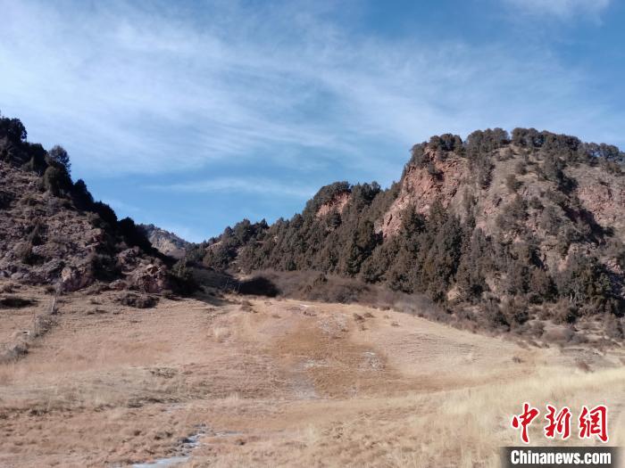 圖為坎布拉外圍地區(qū)的古火山口。孫揚(yáng)益 供圖 孫揚(yáng)益 供圖 攝