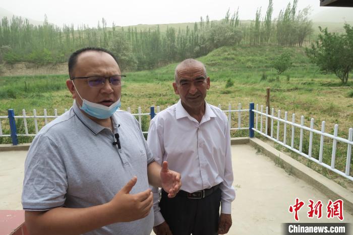 圖右為普魯村當(dāng)年迎接進(jìn)藏先遣連入村的見證者后代西日普·依布地?！畛坛?攝