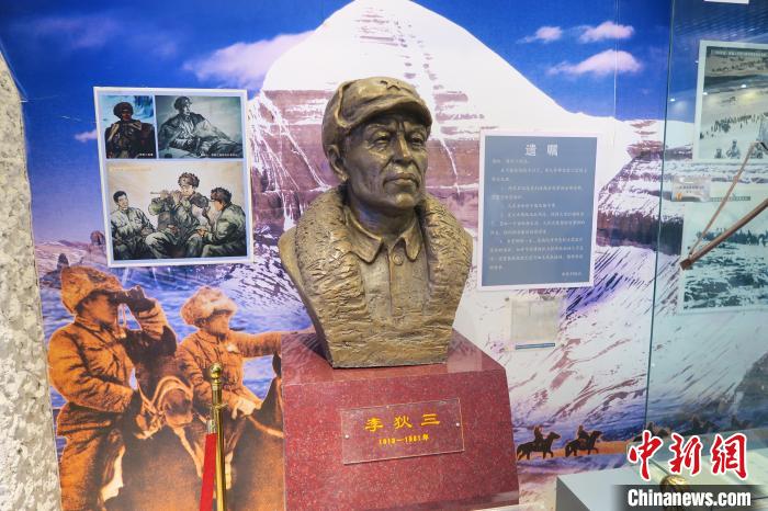 圖為南疆軍區(qū)某合成團(tuán)1連榮譽(yù)室，雕像是進(jìn)藏先遣英雄連總指揮李狄三?！畛坛?攝